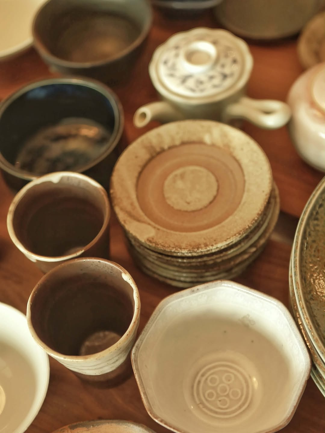 Twenty Third Cafe: high quality aesthetic pottery display