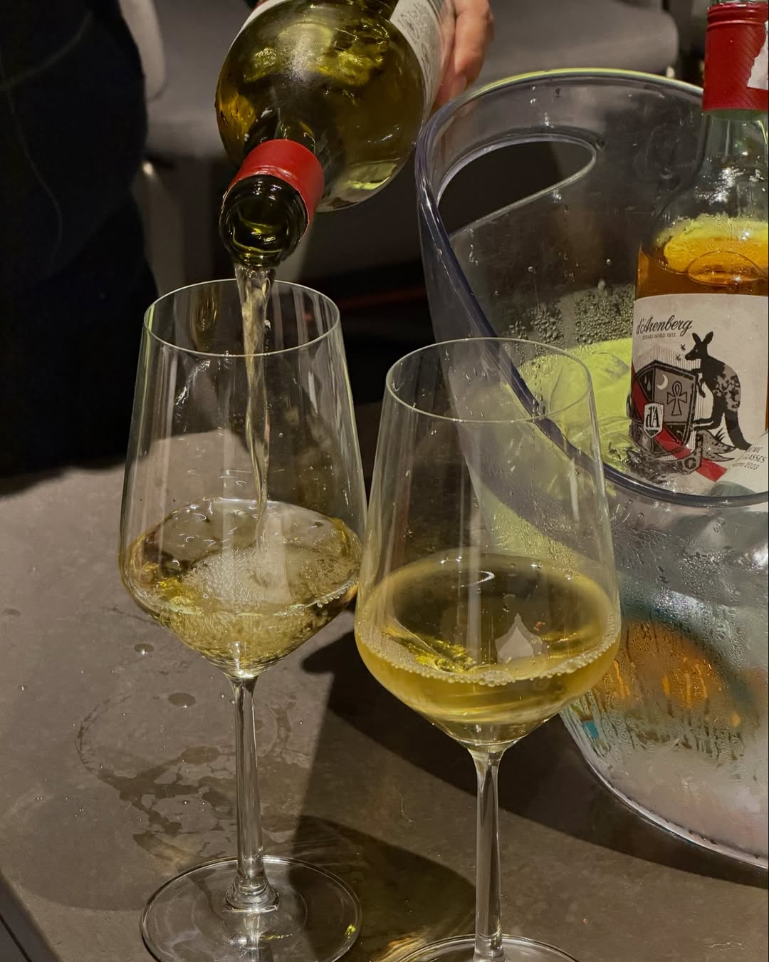 Vara: high quality wine service shot