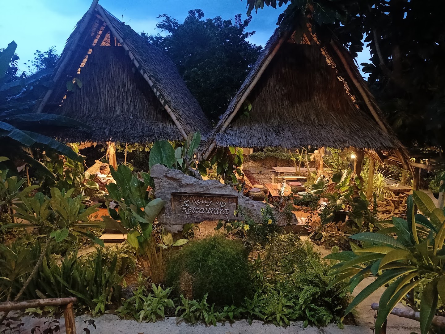 Relly's Restaurant: attractive, well-lit restaurant atmosphere