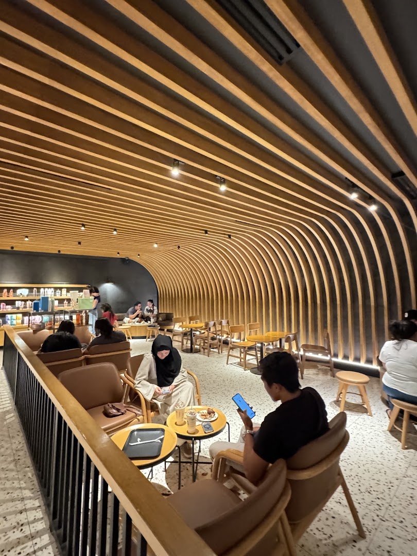 Starbucks Puerto Princesa: inviting interior and atmosphere