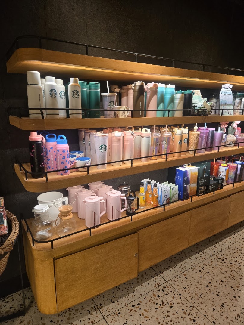 Starbucks Puerto Princesa: clear display of merchandise