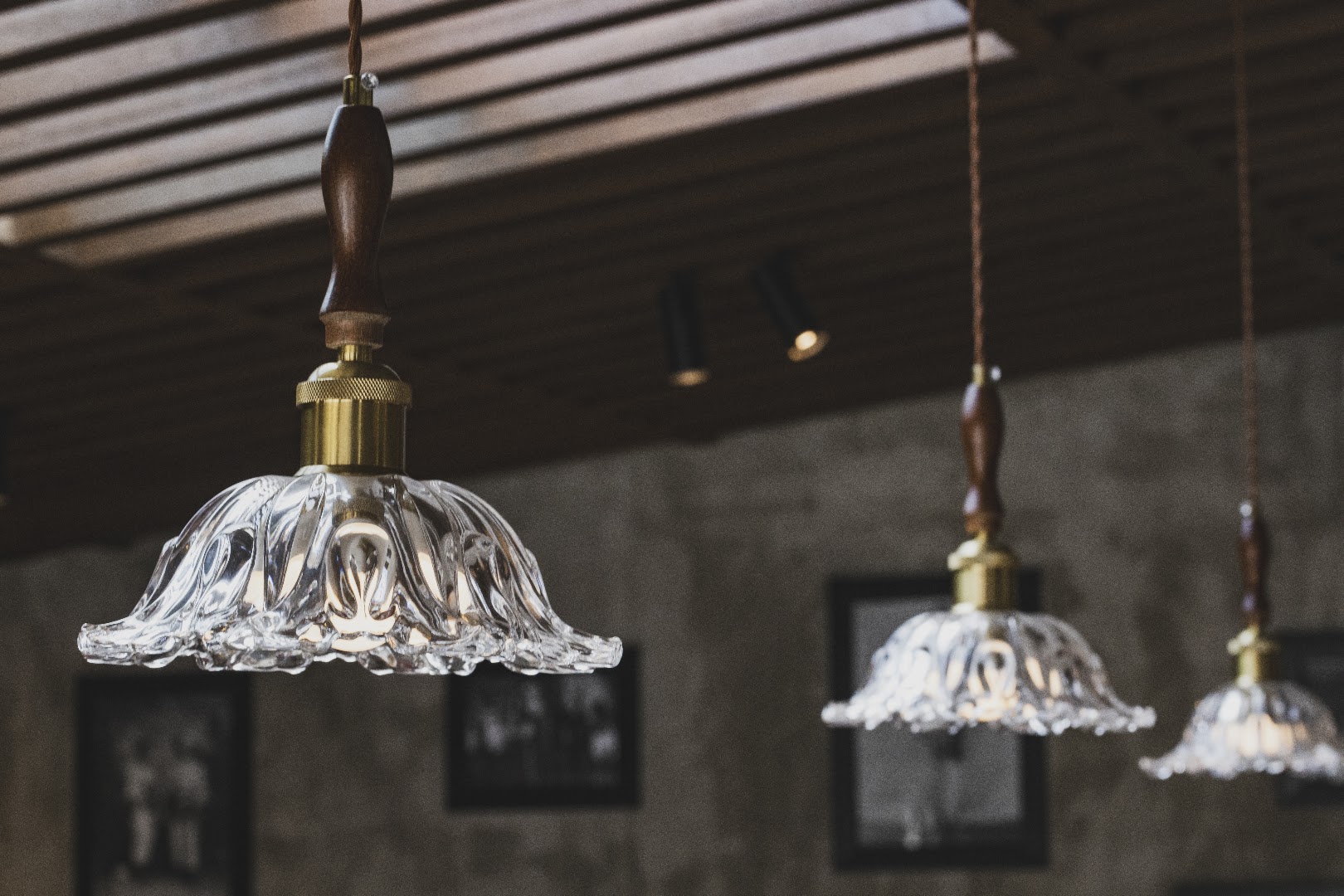 Bar Principal: attractive interior lighting detail