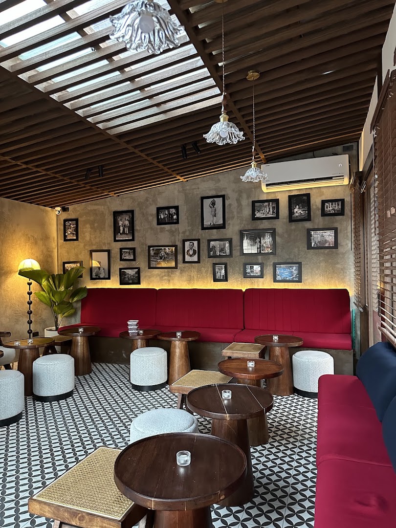 Bar Principal: attractive interior and atmosphere