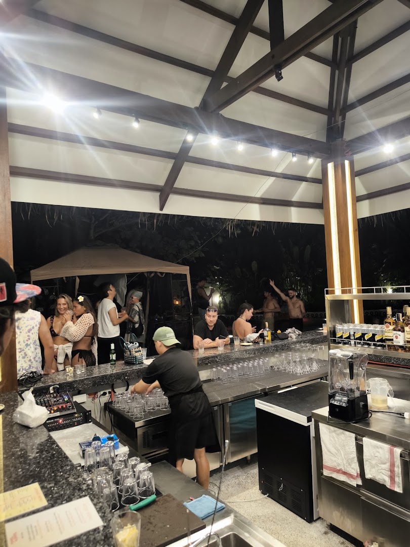 Gunita Siargao: lively restaurant atmosphere