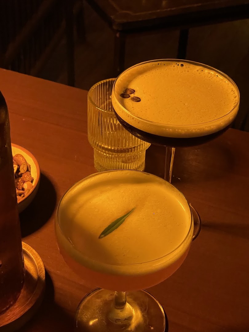 Last Chance: appealing photo of bar drinks