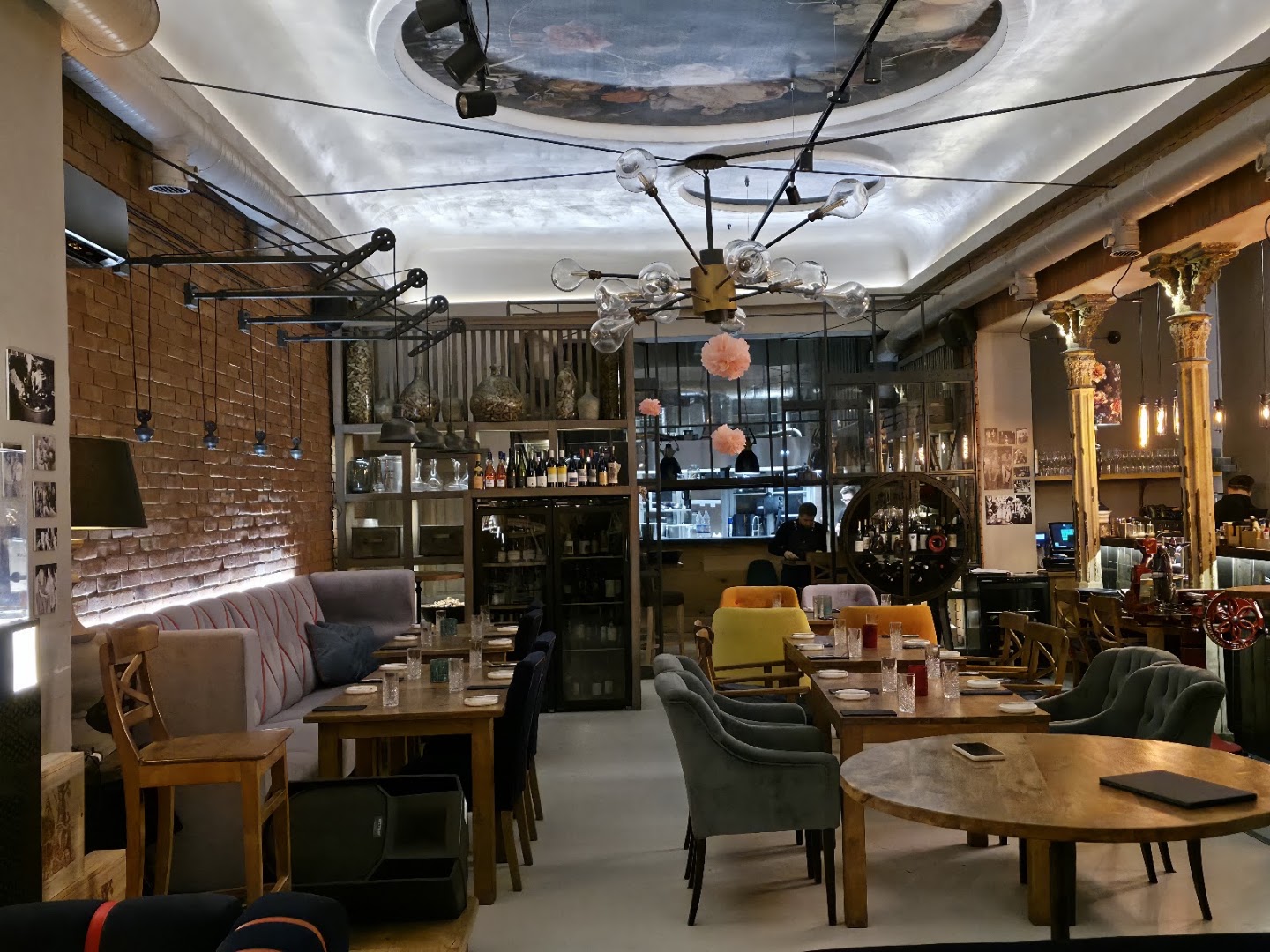 Canis: high quality interior atmosphere shot