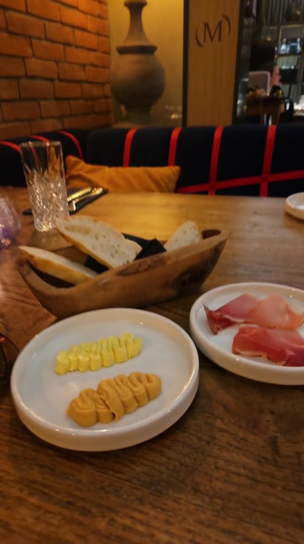Canis: appetizing food presentation and atmosphere
