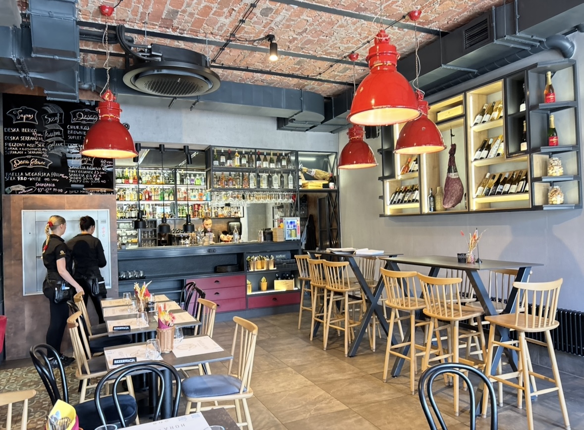 Hora de España: clear, professional interior restaurant shot