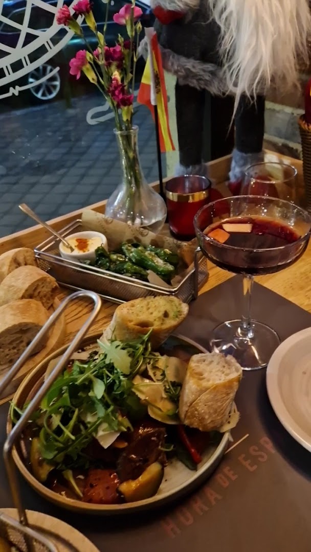 Hora de España: appetizing food and drink presentation