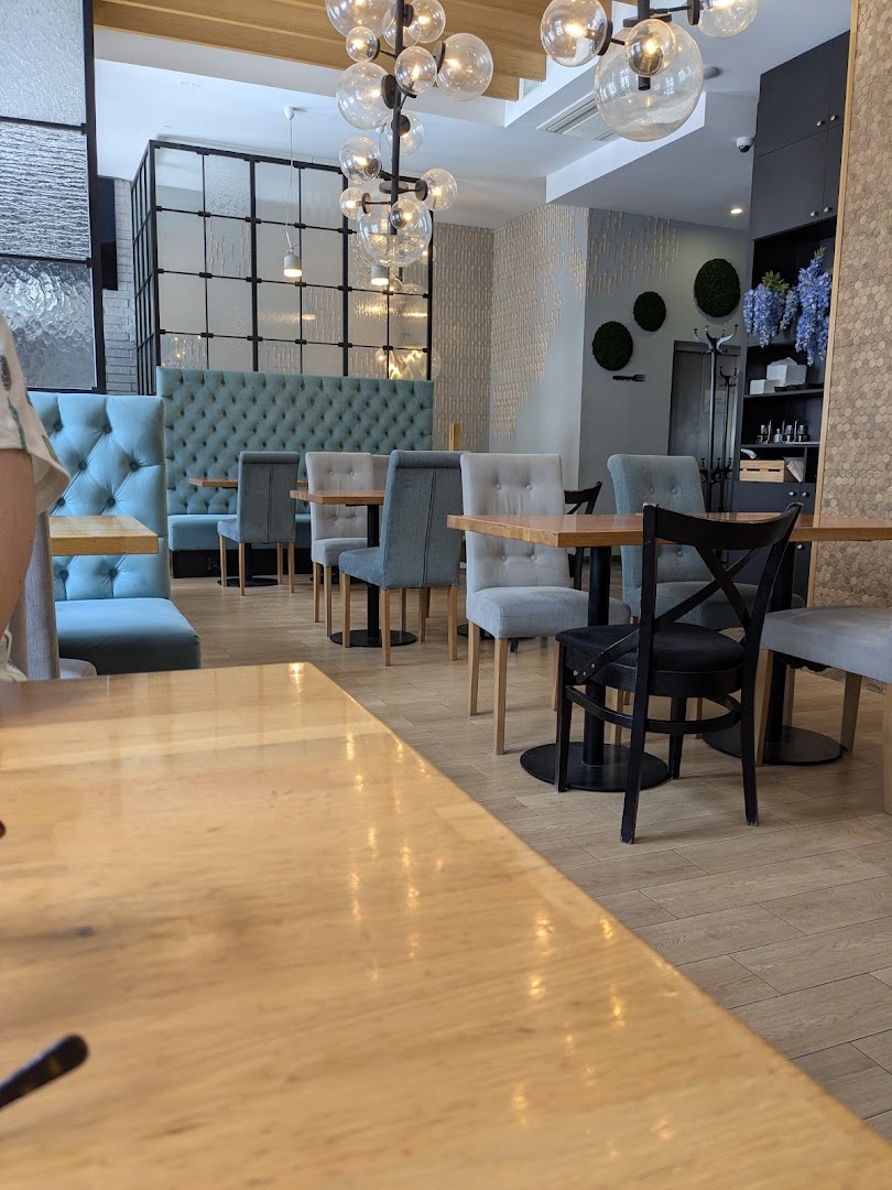 Kos na Widelcu: clear, inviting restaurant interior shot