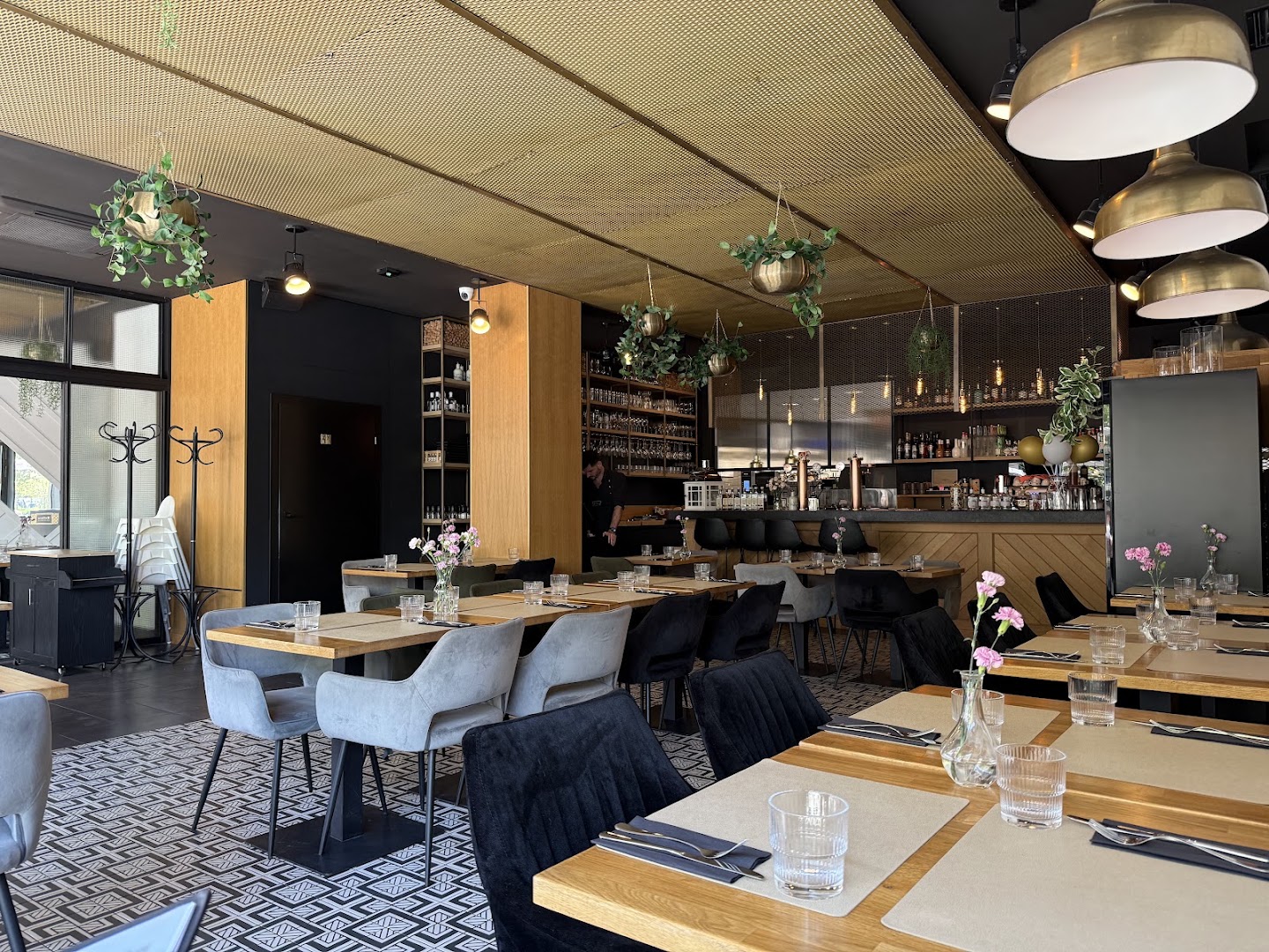 Motlava: high quality interior restaurant shot