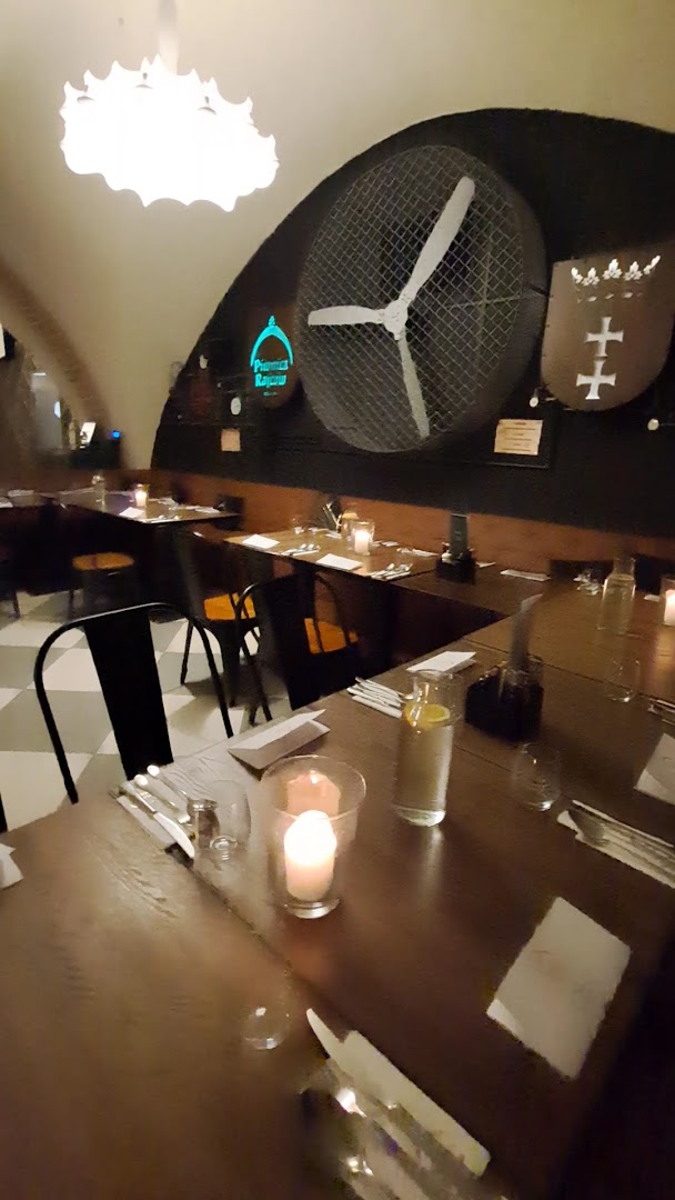 Piwnica Rajców: clear shot of restaurant interior