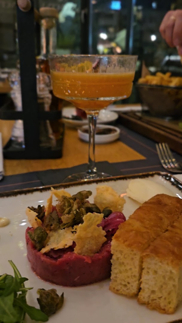 Viceversa: appetizing food and drink presentation