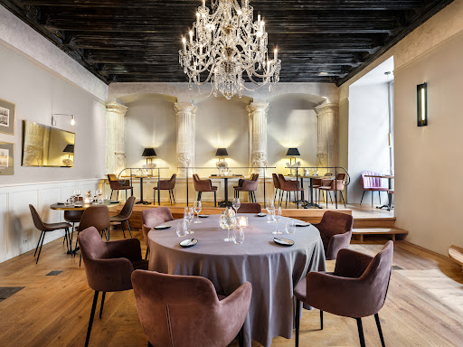 Farina: professional interior shot of restaurant