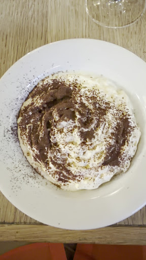 Karakter: appetizing photo of restaurant dessert