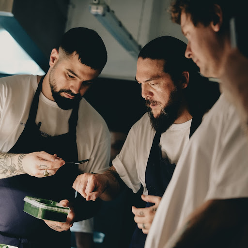 Kropka.: professional photo of kitchen staff