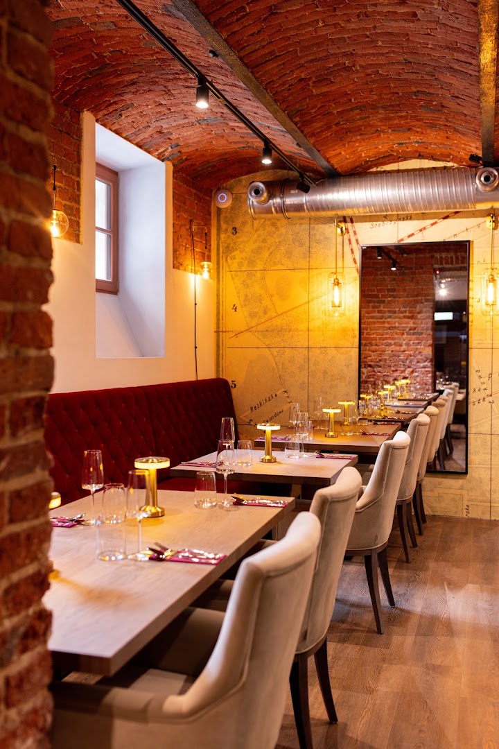 Acanti: professional interior shot of restaurant