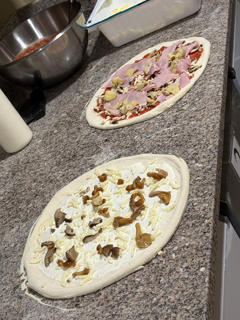 Amanti Della Pizza: appetizing pizza preparation process