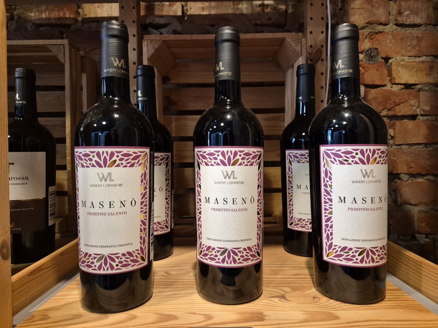 Casa del Primitivo: high quality product display photo