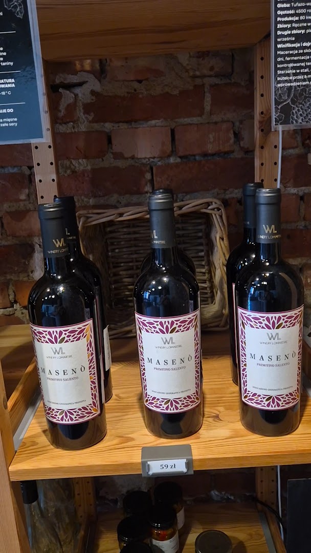 Casa del Primitivo: clear display of wine products