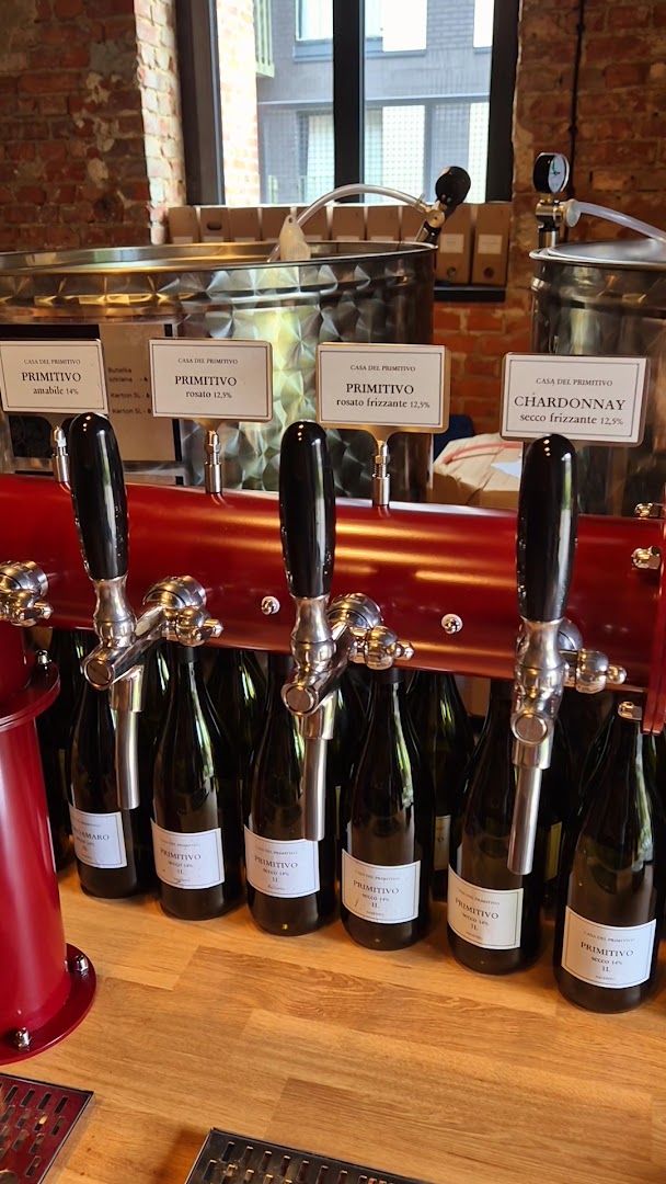 Casa del Primitivo: clear shot of bar taps