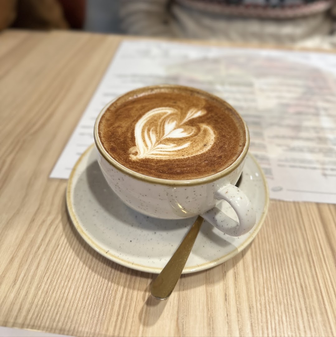 Chałka i masło: appetizing coffee with latte art