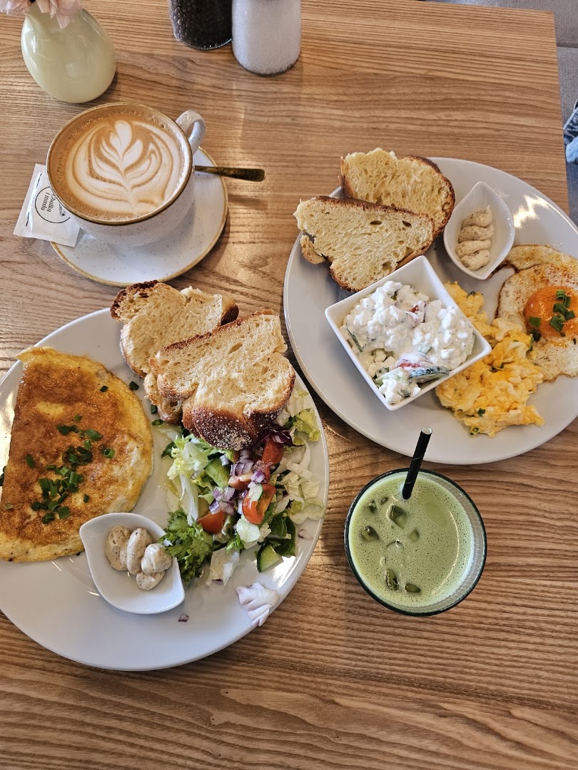 Chałka i masło: appetizing, high-quality food photography