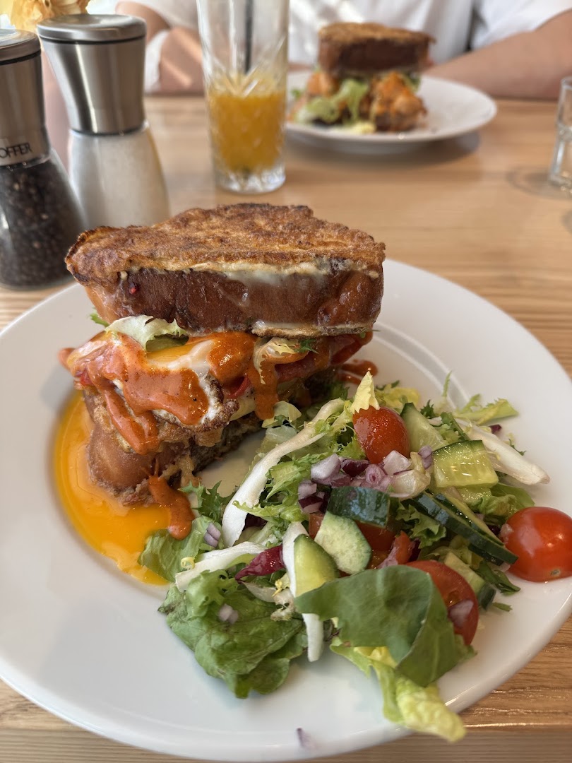Chałka i masło: appetizing photo of served food