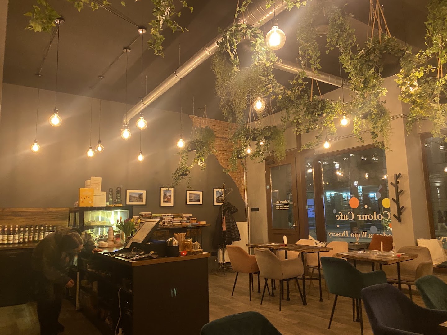 Colour Café: inviting atmosphere and clear interior