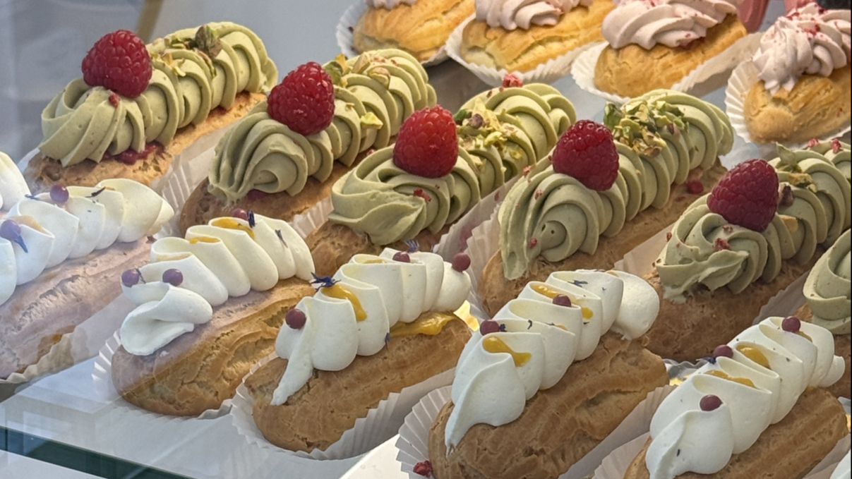 Ekler: appetizing photo of venue products