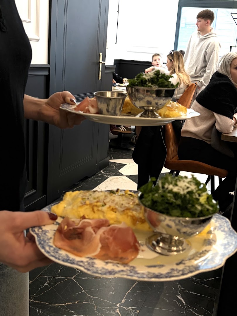 Elegans Cafe & Breakfasts: appetizing food presentation by staff