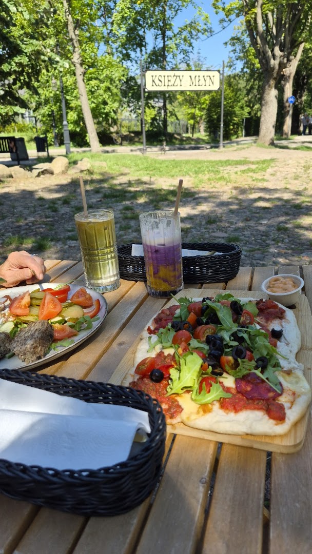 Fit Cake: appealing food and outdoor setting