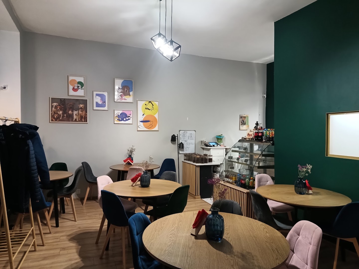 Merdająca Filiżanka: clear, inviting interior atmosphere