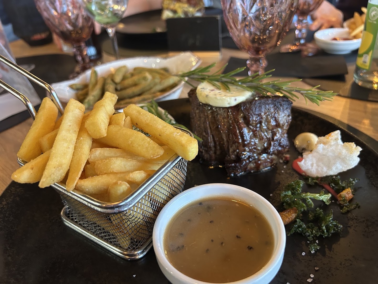 On Fire Steki i Wino: appetizing, high-quality food photography