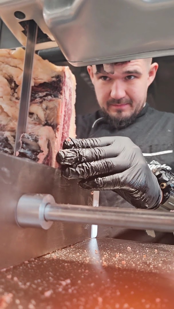 On Fire Steki i Wino: professional chef preparing quality meat