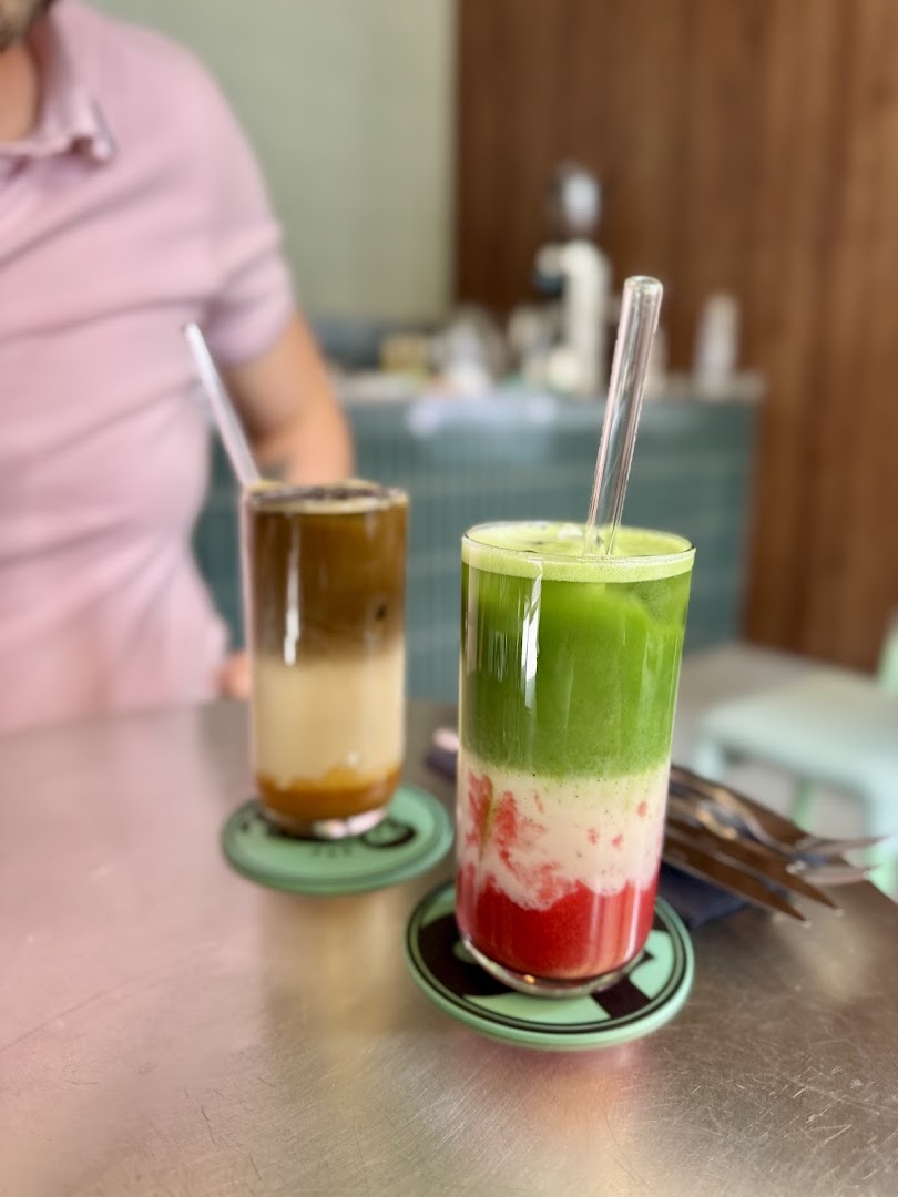 Ori: appetizing photo of bar drinks