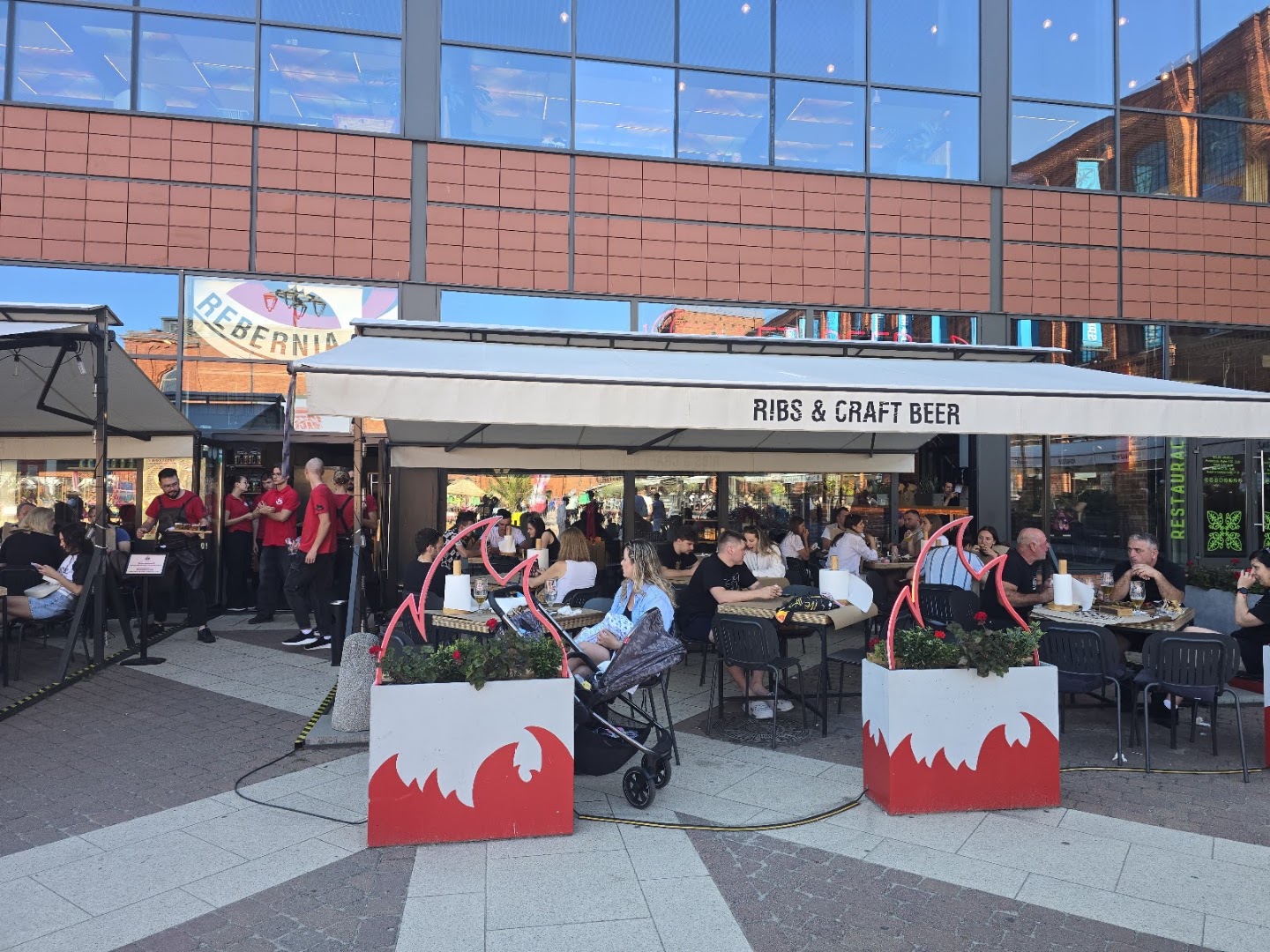 Rebernia: clear, inviting restaurant terrace shot