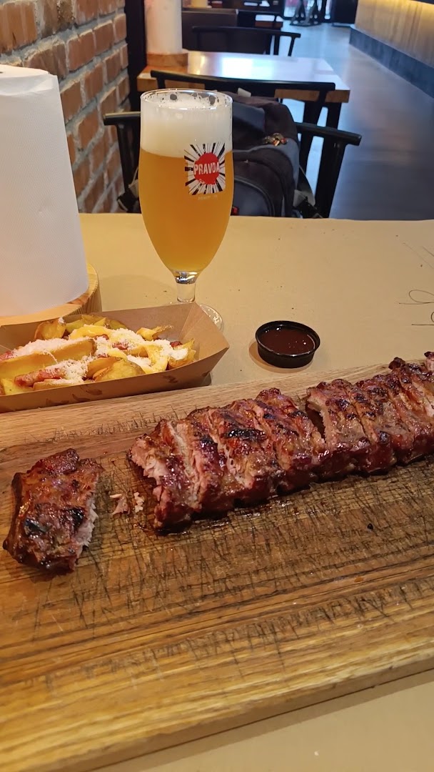 Rebernia: appetizing food and drink presentation