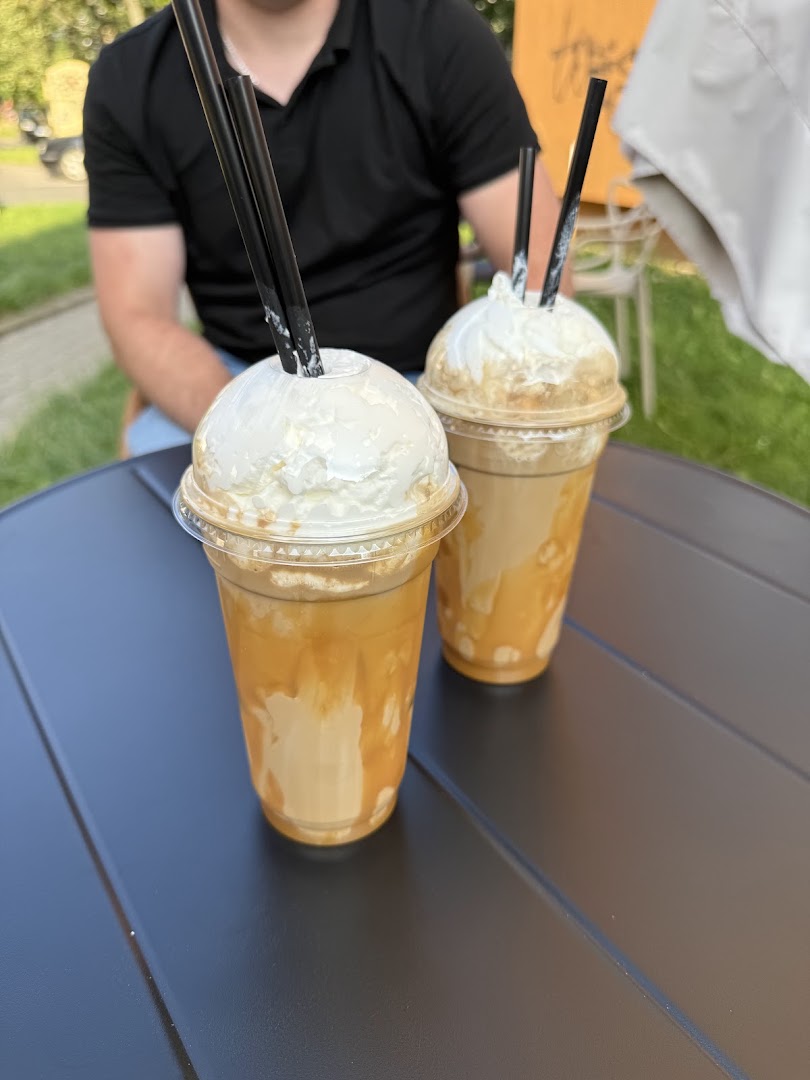 RONAh Food: appetizing photo of served drinks