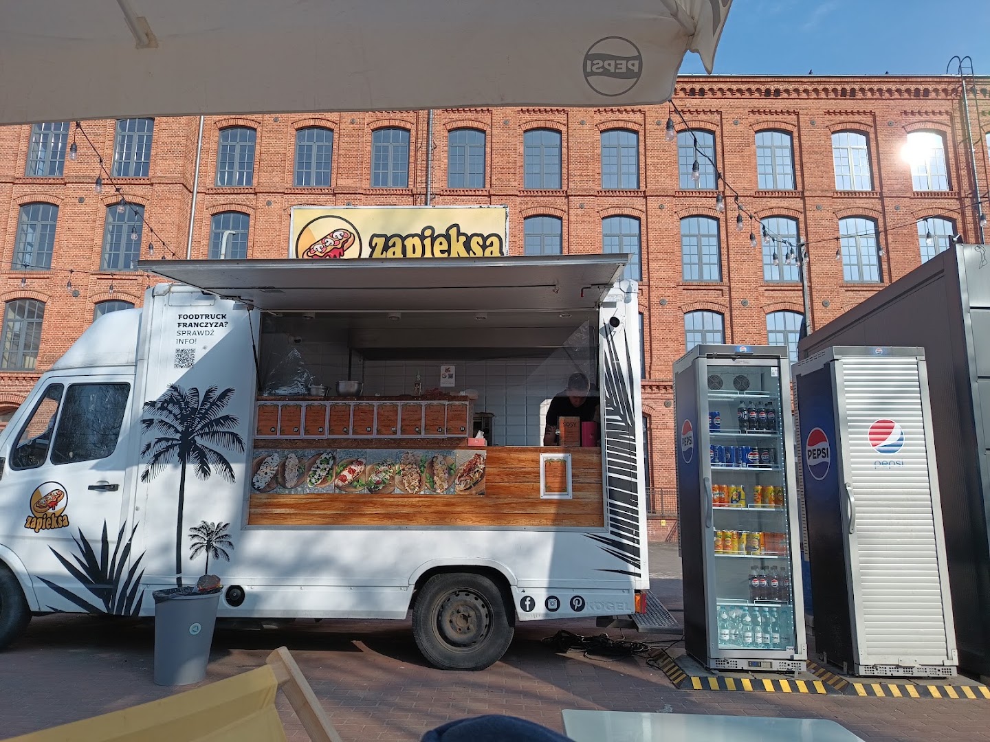 Zapieksa: clear photo of food truck