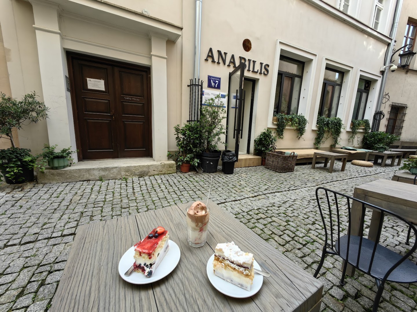 Anabilis: venue exterior and food