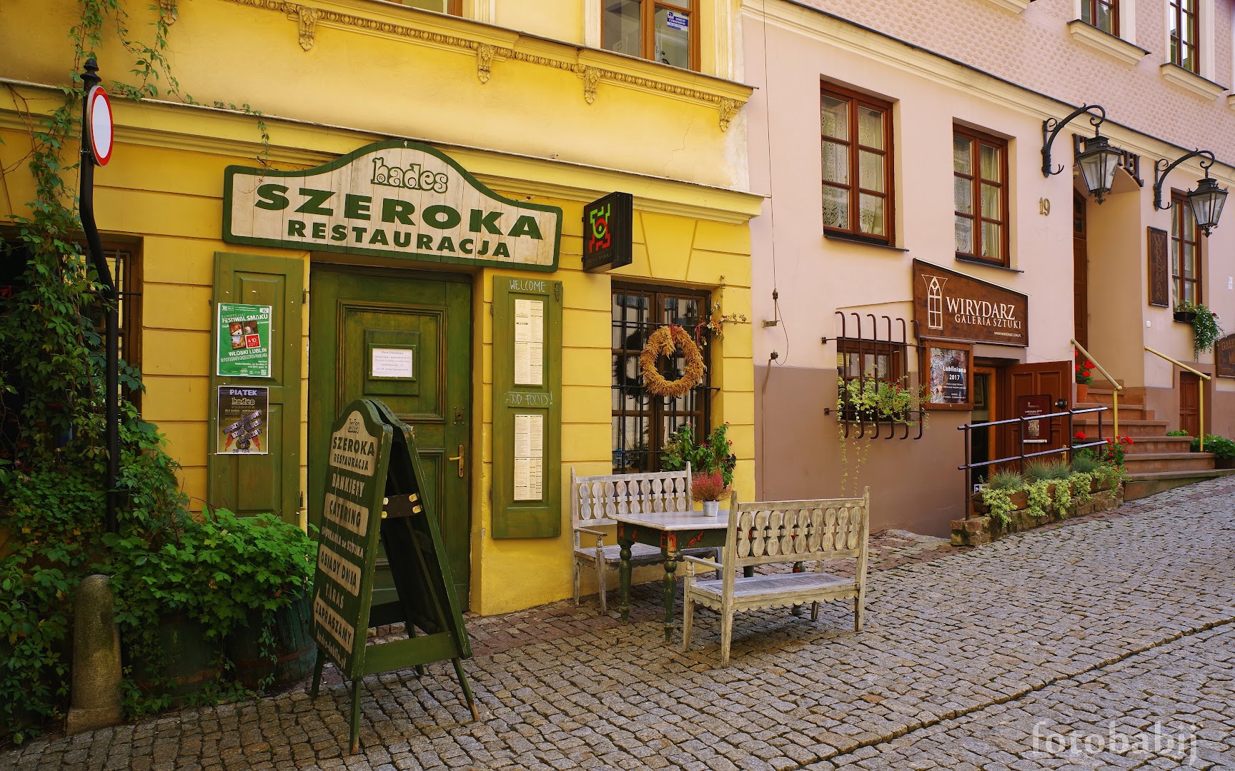 Hades Szeroka: clear, inviting exterior restaurant shot