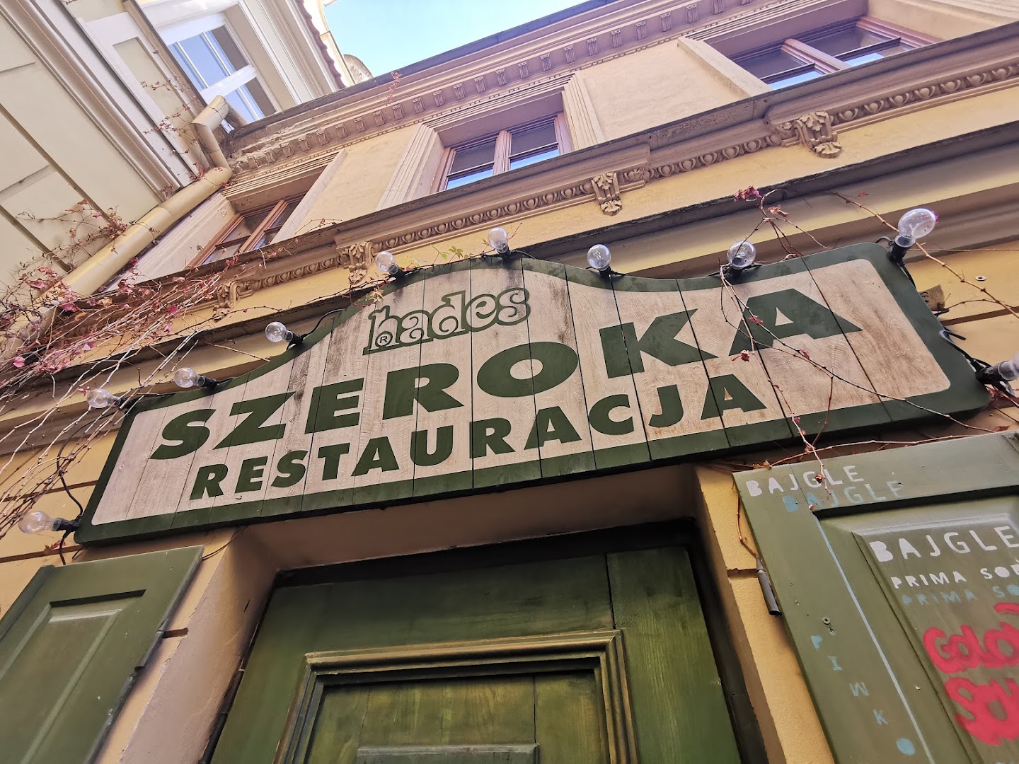 Hades Szeroka: clear shot of restaurant signage