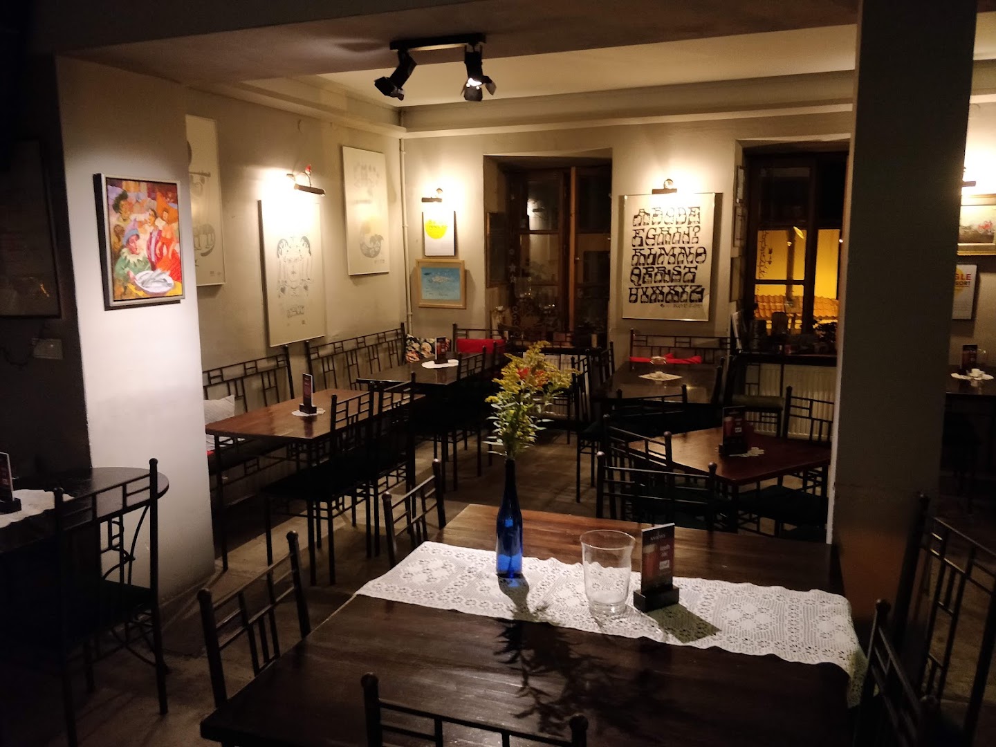 Hades Szeroka: clear, inviting restaurant interior shot