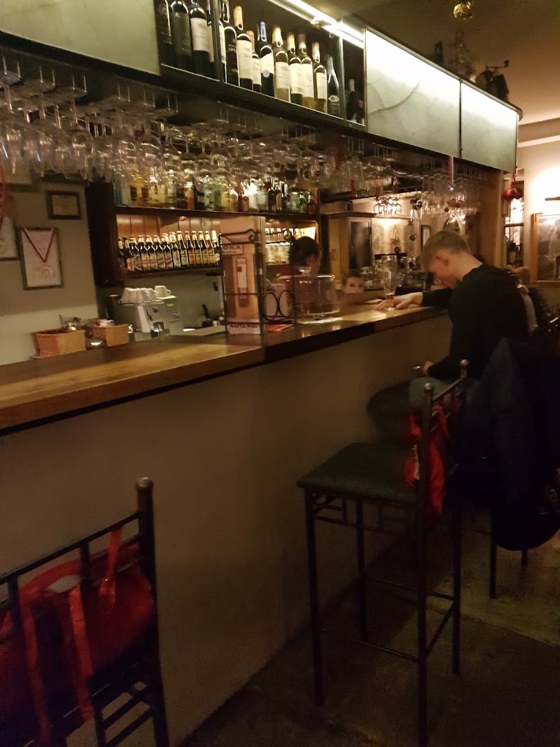 Hades Szeroka: clear shot of restaurant interior