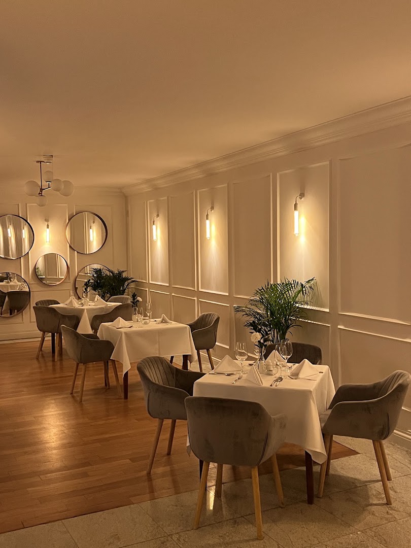Nieznana: professional interior restaurant shot