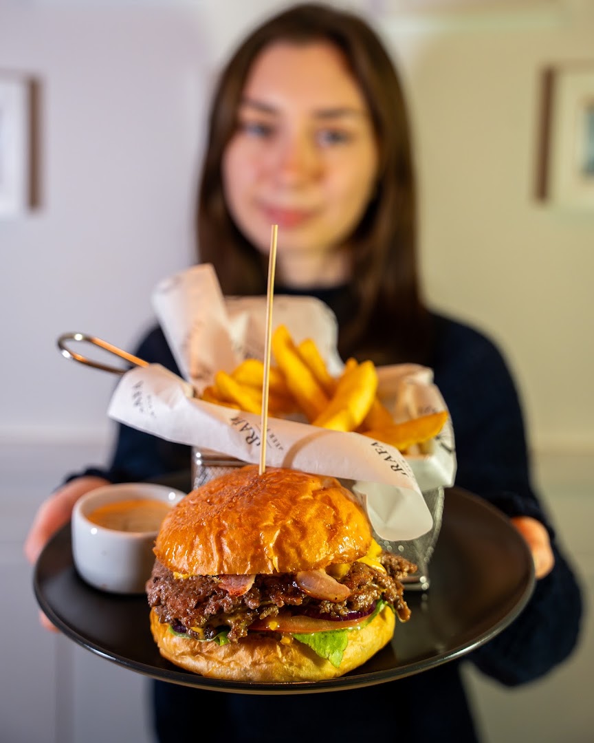 U Fotografa: appetizing food presentation by staff