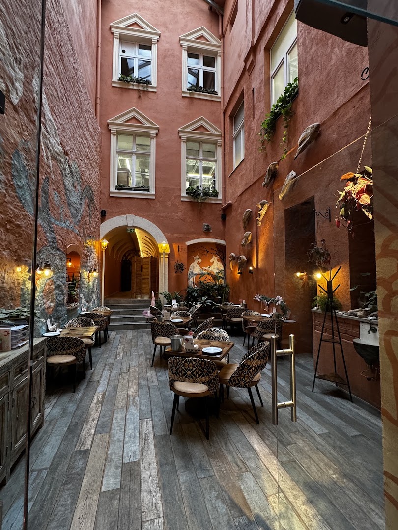 Czarnomorka: attractive and inviting restaurant interior