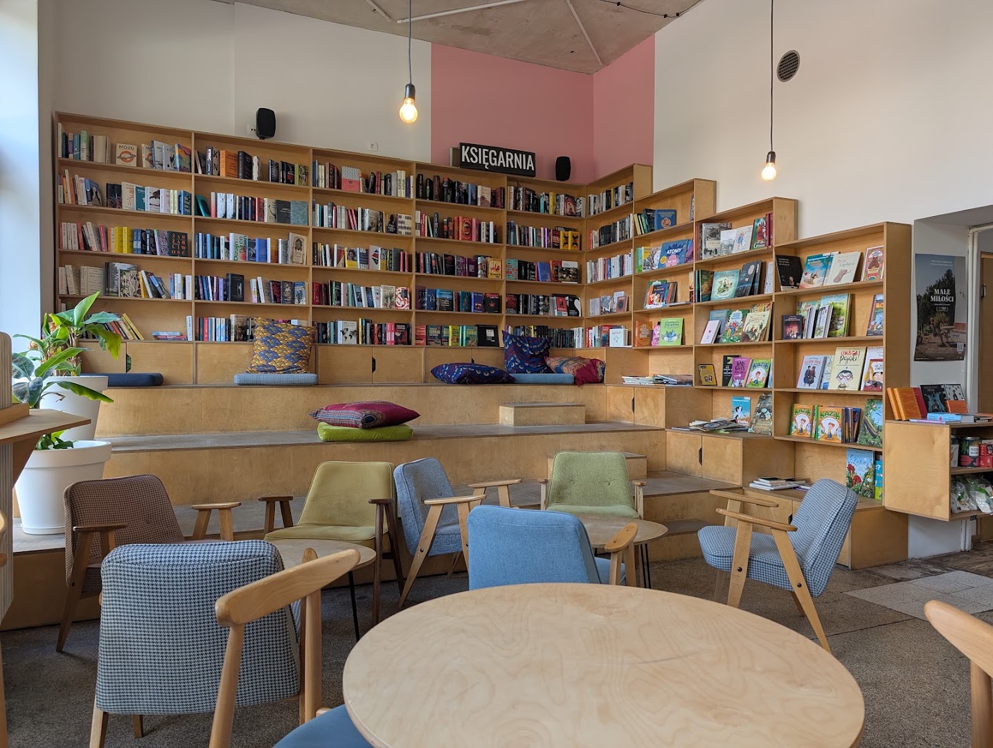 Kahawa: inviting and clear interior shot
