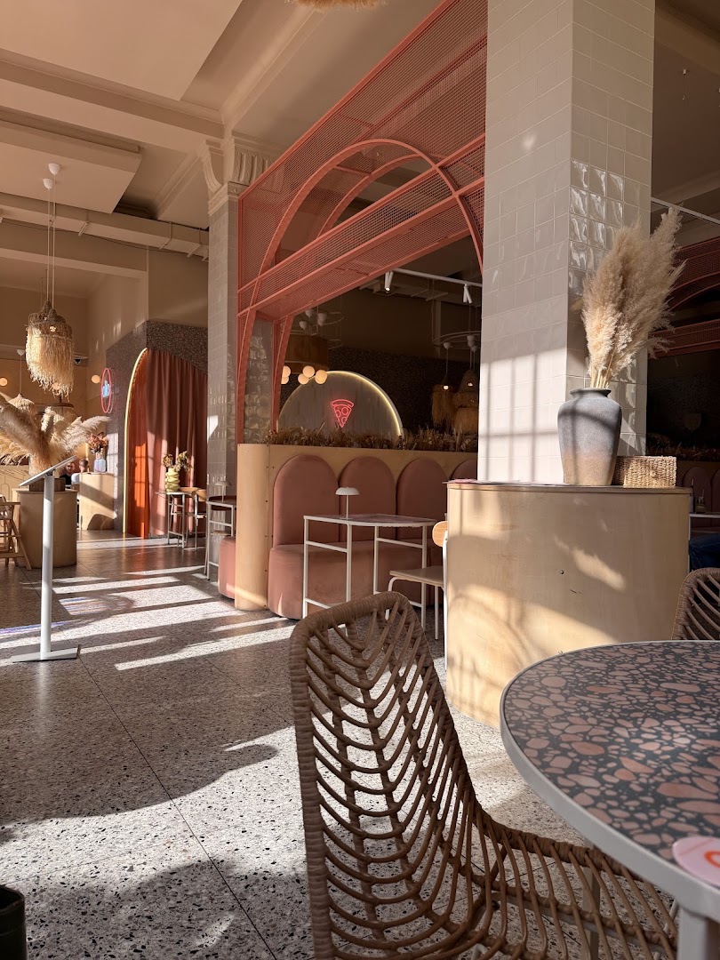 Olio Pizza Napoletana: beautiful interior atmosphere and lighting